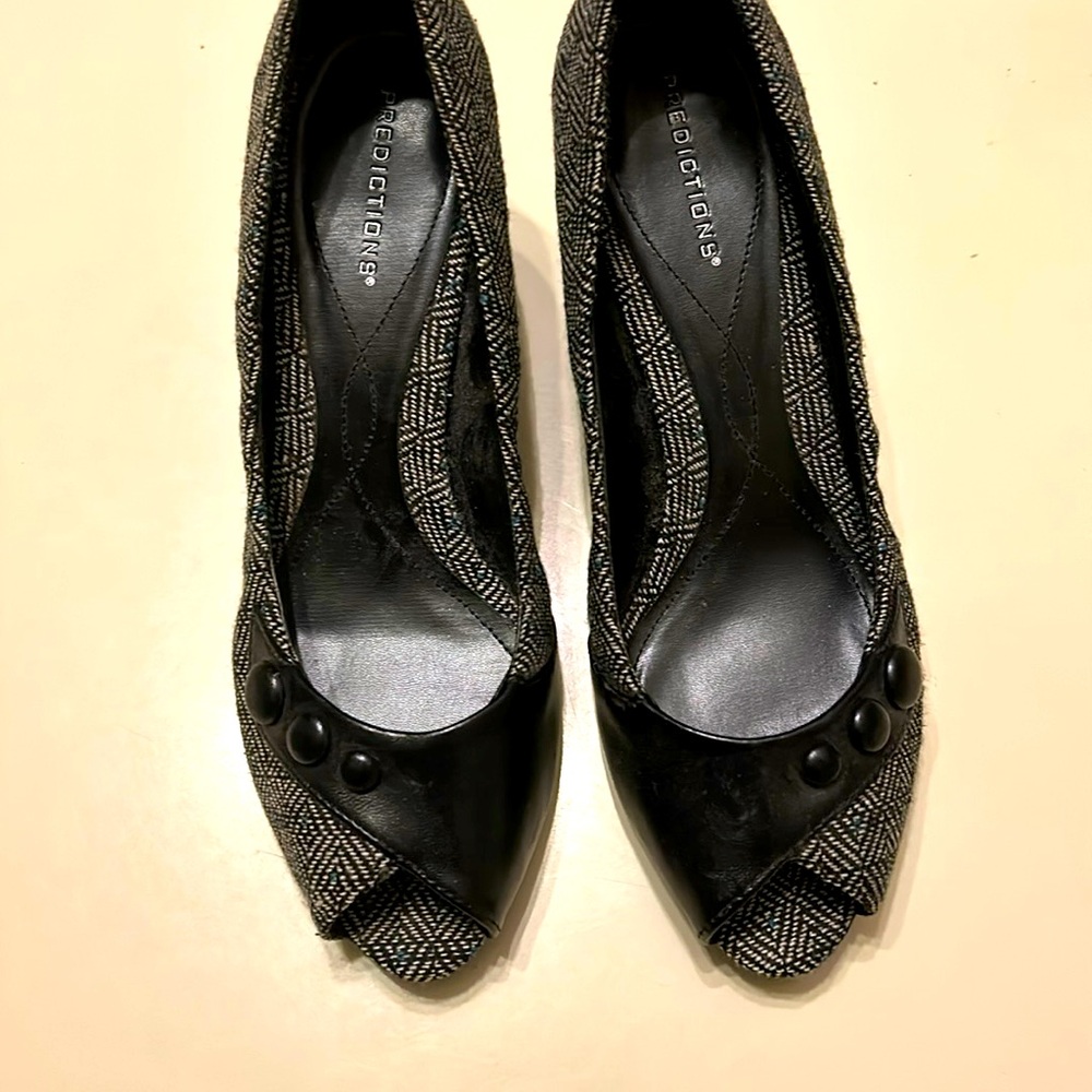 Multi color black pumps